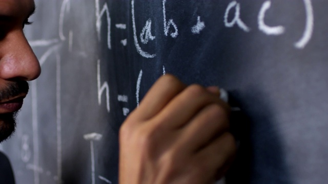 在黑板上写微积分公式的人视频素材