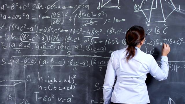 一个女人在黑板上解决微积分问题视频素材