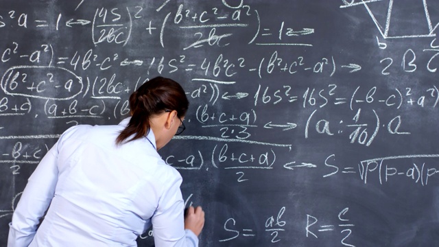 在黑板上写微积分公式的女人视频素材