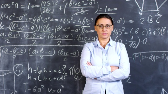 聪明的女数学家摆姿势视频素材