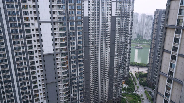 中国武汉几幢高层住宅现代城市建筑窗户中光线的时间流逝和街景视频下载