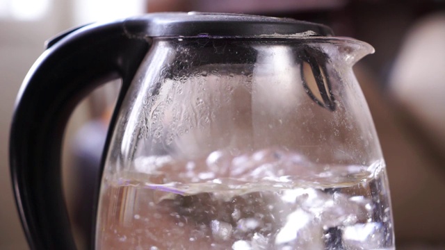 玻璃电水壶用沸水，隔上白视频素材
