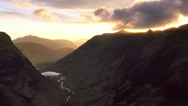 黄昏时分在苏格兰高地的格伦科山谷视频下载