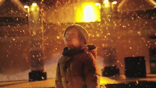 学前班的男孩晚上在雪地里玩。视频下载