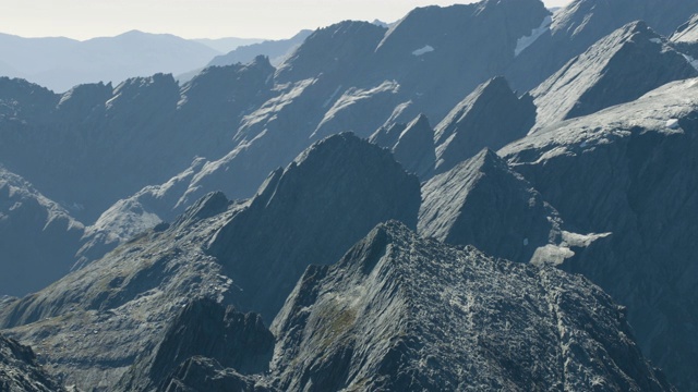 中等拍摄的山峰山峰在山抱负国家公园视频下载
