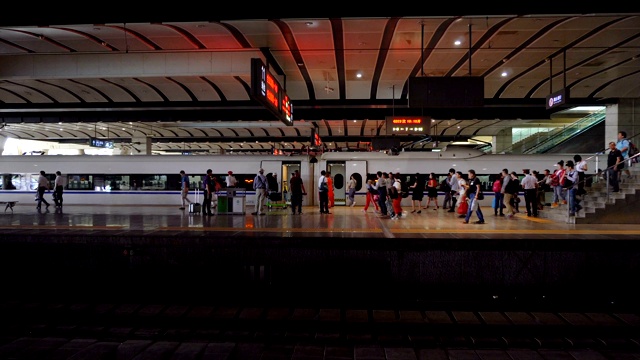 中国高铁站台上乘客的广角镜头。视频购买