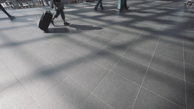 影子行者，在火车站走廊行走的人视频下载