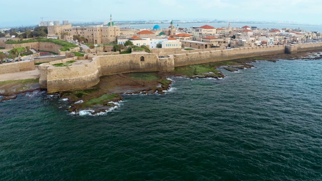 古老的城市英亩要塞在海上的石头海岸线上视频素材