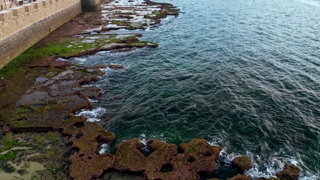 在海上的石头海岸线上的古老堡垒视频素材