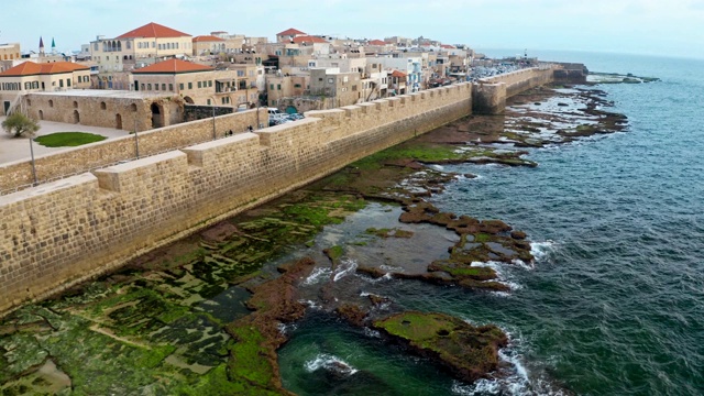古老的城市英亩要塞在海上的石头海岸线上视频素材