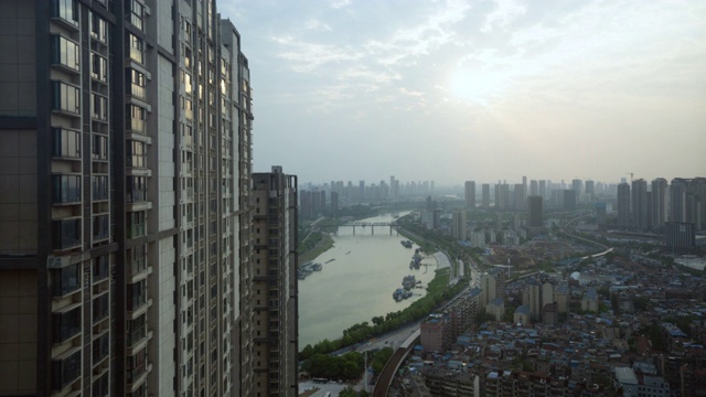 日落在中国湖北武汉汉江上的时间流逝与建筑窗户上的太阳反射视频下载