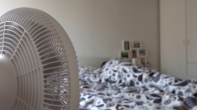 在炎热的夏天，一个人睡觉，风扇在吹视频下载