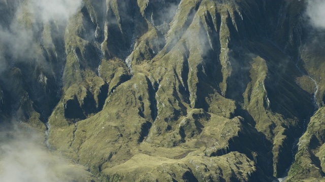 在云下的一个山腰的放大镜头视频下载