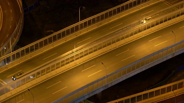 夜间有汽车行驶的道路鸟瞰图视频下载