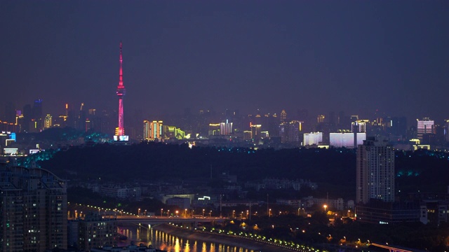 湖北武汉实时全景拍摄的中国夜间电视塔和建筑物视频下载