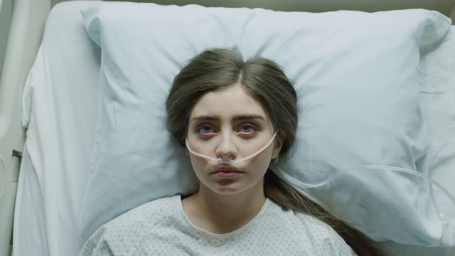美国犹他州盐湖城，一个十几岁的女孩躺在医院的病床上，鼻子里插着呼吸管视频下载
