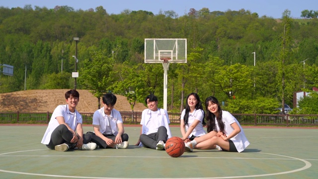 学生们在篮球场上微笑视频素材