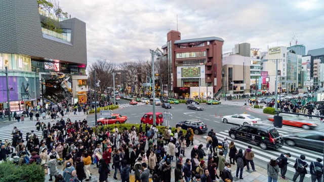 在日本东京原宿表参道东急广场的时尚购物中心，人们在4K的时间流逝中参观和享受。日本文化和购物区概念视频素材