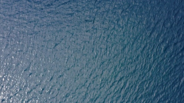 航拍:法属波利尼西亚莫雷阿岛周围深蓝色平静的海洋视频下载