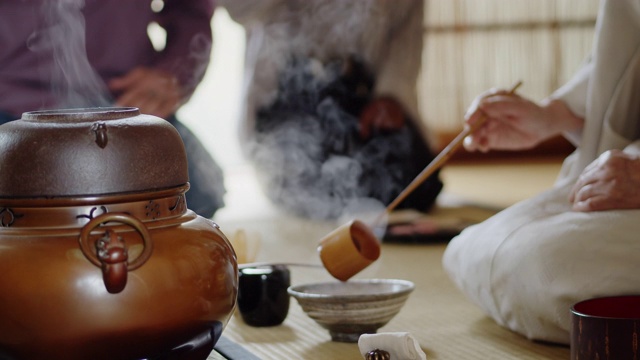 日本传统茶道上的蒸笼视频素材