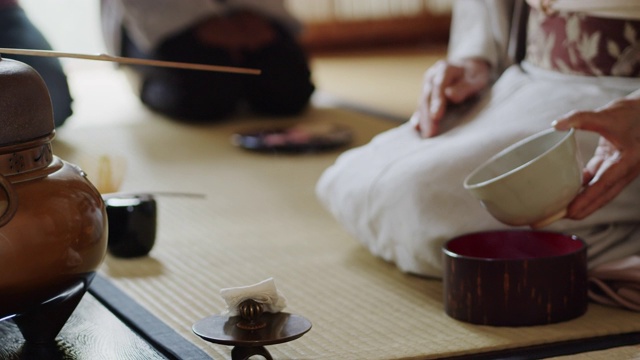日本茶道主持人的手在器物之间移动视频素材