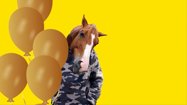 摇摆的马头男人和飞行的黄色气球视频下载