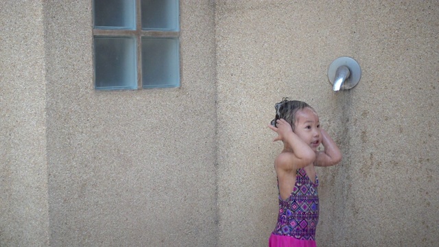 亚洲女婴游泳后洗澡，慢动作拍摄。视频素材_ID:VCG42N1150189571-VCG.COM