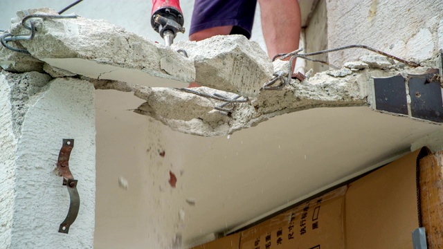 男工人破坏钢筋混凝土建筑视频素材