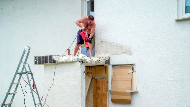 工人用手提钻破坏混凝土突出的屋顶视频素材
