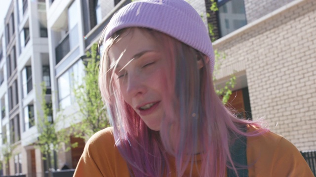 一个年轻女人和朋友聊天的特写镜头视频素材
