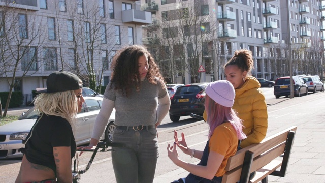 一群年轻的时髦女性在一起笑着聊天视频素材