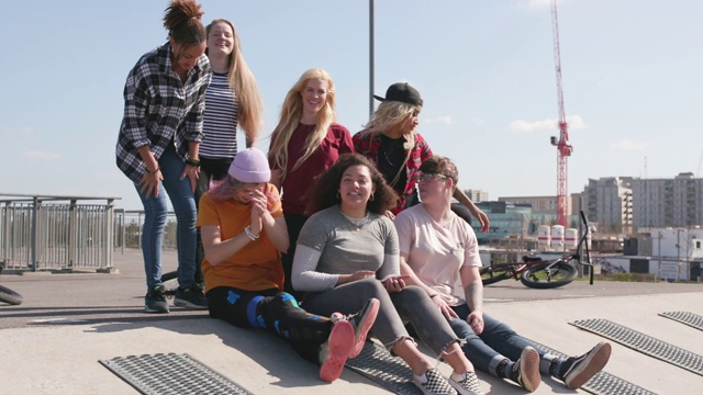 年轻的女性小轮车骑手们聚在一起自拍的合影视频素材