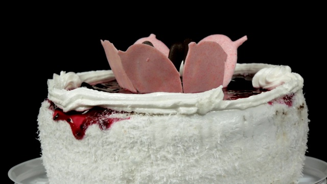 漂亮的时尚的甜的新鲜的白色蛋糕上装饰樱桃果酱和奶油和椰子片视频下载