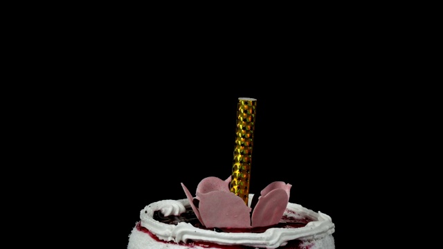 蜡烛在美丽时尚的甜新鲜的白色蛋糕上，上面点缀着樱桃酱，奶油和椰子片视频下载