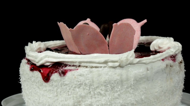 美丽时尚的甜新鲜的白色蛋糕上装饰樱桃果酱奶油和椰子片旋转视频下载