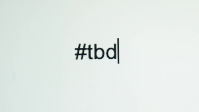一个人在电脑屏幕上输入“#tbd”(待定)视频素材
