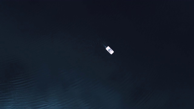 无人机在蓝色的湖上看船视频下载