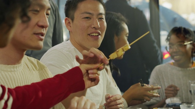 东京都Robabtayaki餐厅，快乐的朋友分享食物视频购买
