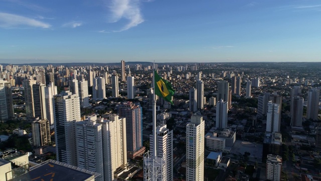 在Goiânia, Goiás的地平线上挥舞着巴西国旗视频下载