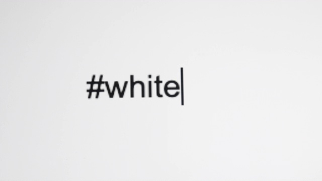 一个人在电脑屏幕上输入“#white”视频素材