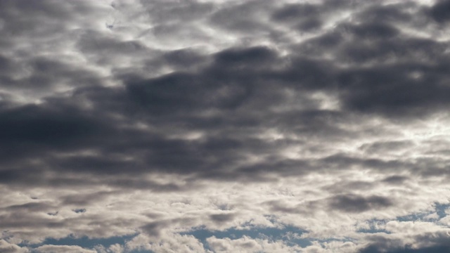 一层白色和黑色的云与蓝色的天空条纹视频素材