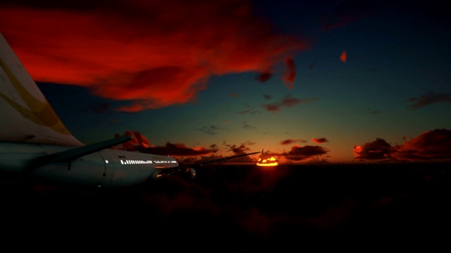 飞机上的云朵映衬着美丽的晚霞视频下载