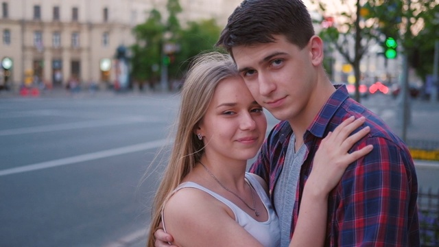 爱的关系幸福的情侣拥抱街道城市视频下载
