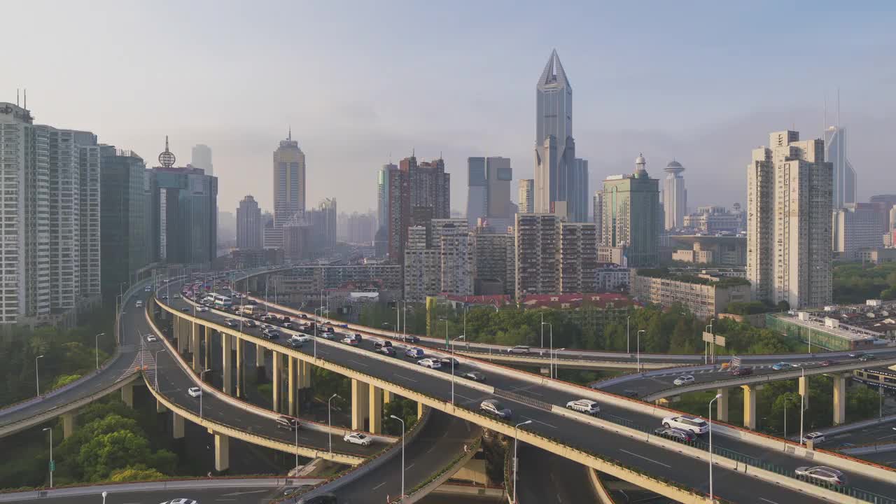 日落时高架公路交叉口x形道路的鸟瞰图。城市交通概念，上海市中心，中国，4k视频视频下载