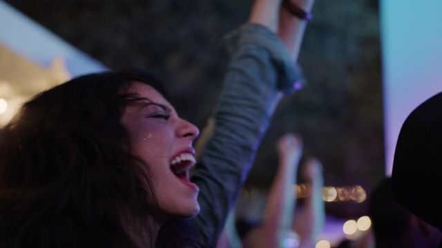 铜。一对千禧一代波希米亚夫妇在流行音乐节的前排摇滚视频下载