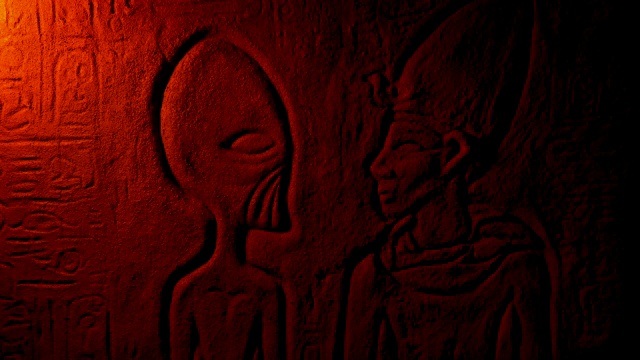 火光下的古外星人埃及墙雕刻视频素材