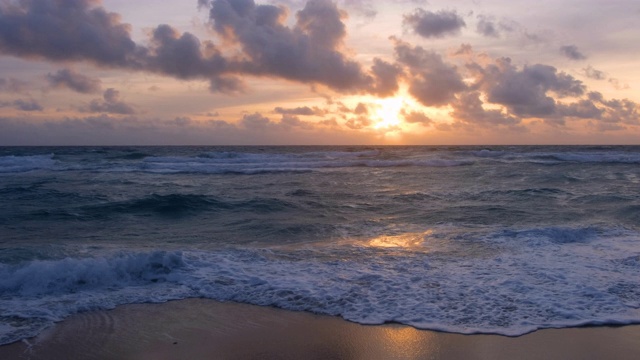 海滩上的海浪和日落美景视频素材