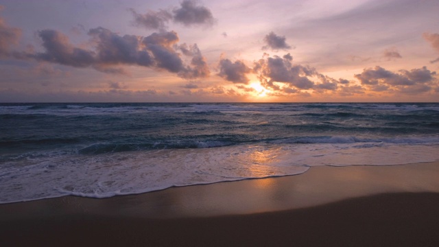 田园诗般的日落在海洋视频素材