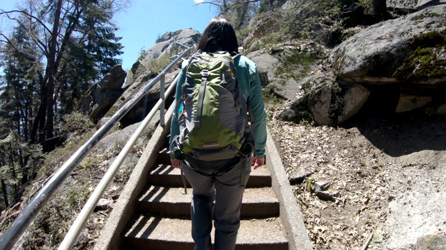 徒步穿越高耸的花岗岩巨石，眺望红杉国家公园视频下载