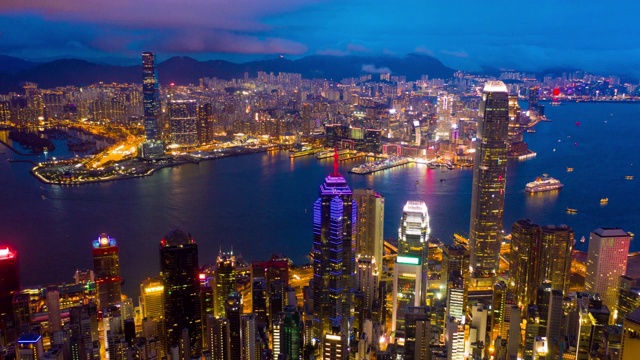 航拍中區及位于維多利亞港及香港海旁的國際金融中心(國際金融中心大廈)視頻素材